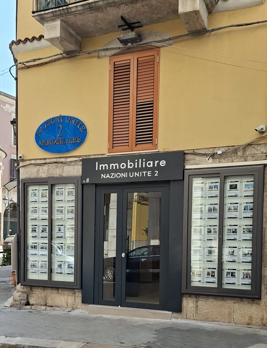 La vetrina dell'Immobiliare Nazioni Unite 2 in Via Consalvo da Cordova 8 a Barletta